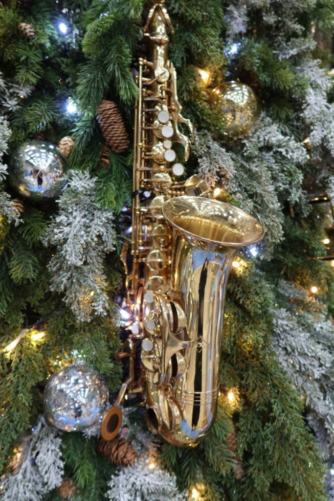 100本の管楽器を飾り付けたクリスマスツリー